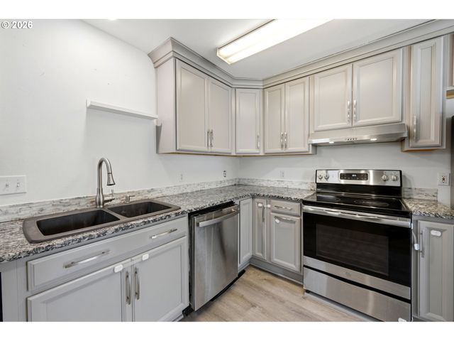 732 N COLLEGE St, Newberg, OR 97132