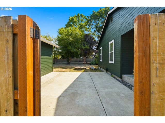 732 N COLLEGE St, Newberg, OR 97132