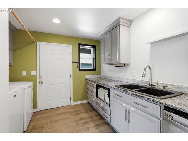 732 N COLLEGE St, Newberg, OR 97132