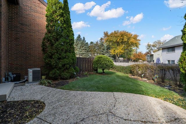 650 Cress Creek Lane, Crystal Lake, IL 60014