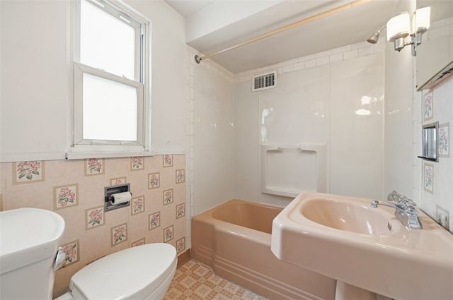 122 Mason Dr, Shaler, PA 15116