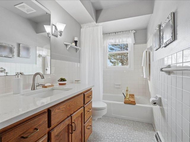 1828 Oak Ridge Drive, New Richmond, WI 54017