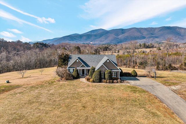 323 DEERBERRY LN, Boones Mill, VA 24065