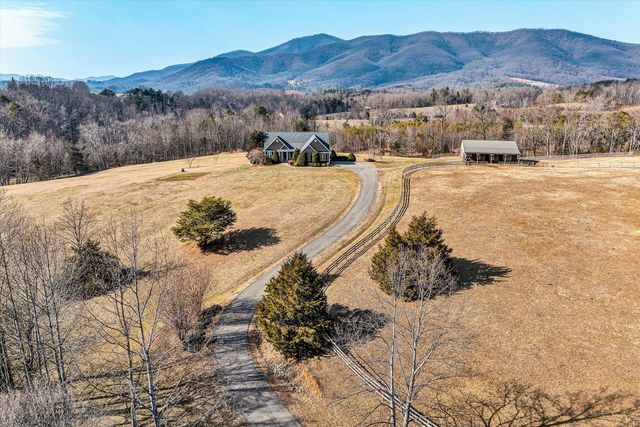 323 DEERBERRY LN, Boones Mill, VA 24065