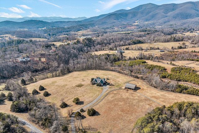 323 DEERBERRY LN, Boones Mill, VA 24065