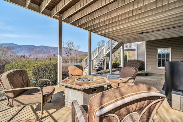 323 DEERBERRY LN, Boones Mill, VA 24065