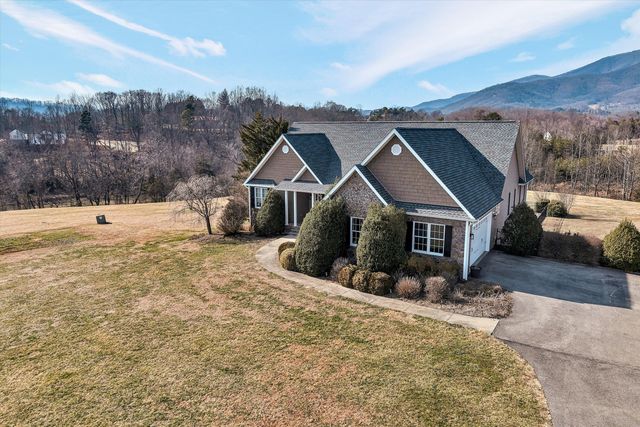 323 DEERBERRY LN, Boones Mill, VA 24065
