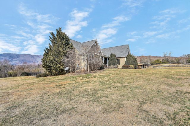 323 DEERBERRY LN, Boones Mill, VA 24065