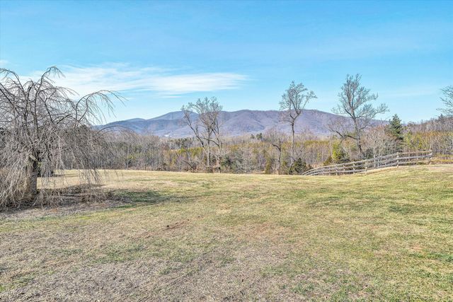323 DEERBERRY LN, Boones Mill, VA 24065