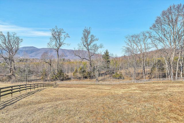 323 DEERBERRY LN, Boones Mill, VA 24065