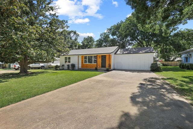 709 Lipscomb Street, Bonham, TX 75418