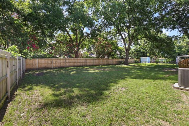 709 Lipscomb Street, Bonham, TX 75418