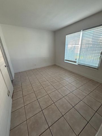 2317 NE 2nd Street 1, Pompano Beach, FL 33062