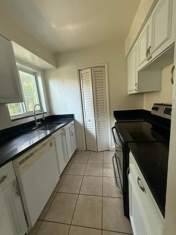 2317 NE 2nd Street 1, Pompano Beach, FL 33062