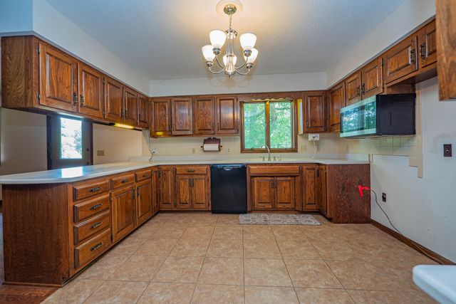 713 HOMESTEAD DR, Moberly, MO 65270