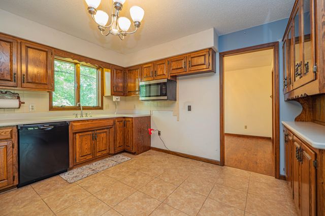 713 HOMESTEAD DR, Moberly, MO 65270
