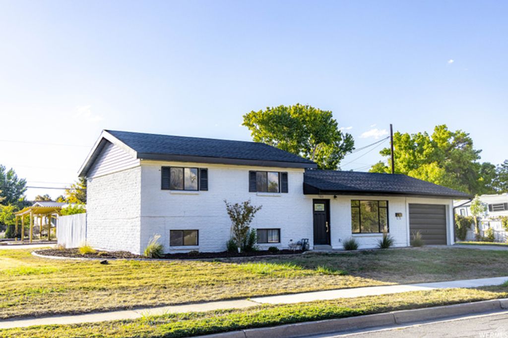5822 S GOLDEN DR, Murray, UT 84123