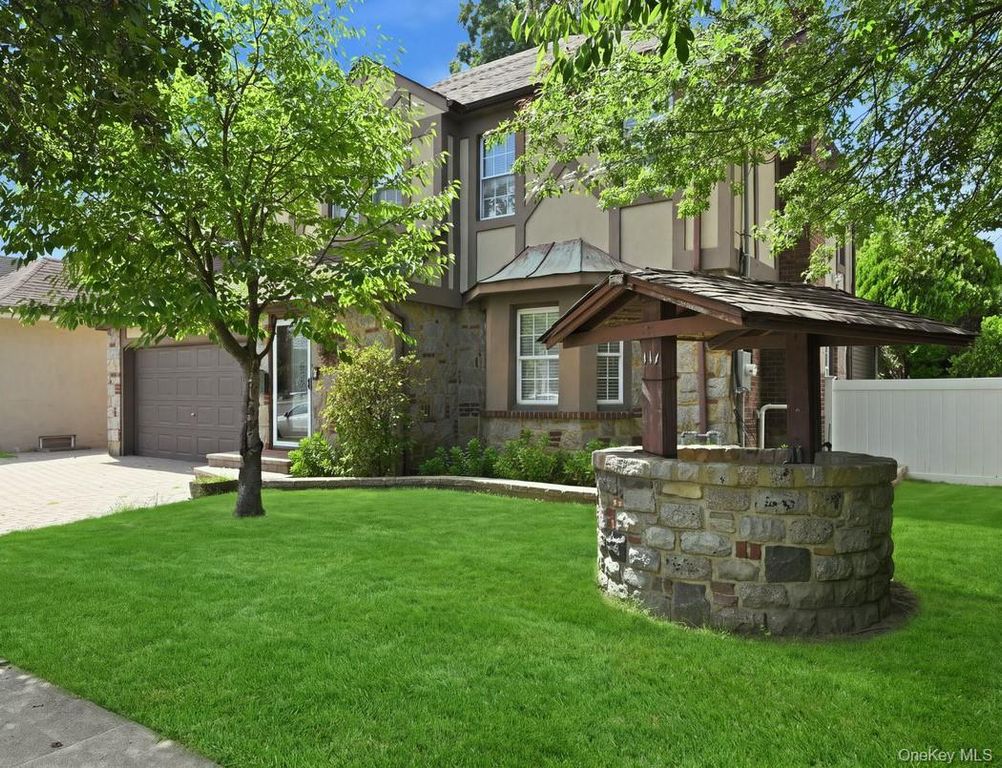 111 N 11th Street, New Hyde Park, NY 11040 — photo 3