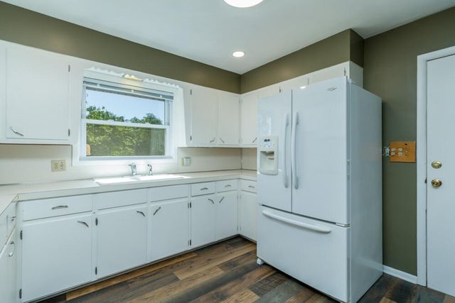 1318 South Farm Road 205, Springfield, MO 65809
