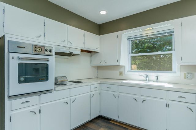 1318 South Farm Road 205, Springfield, MO 65809