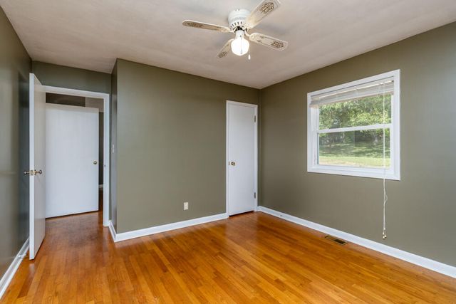 1318 South Farm Road 205, Springfield, MO 65809