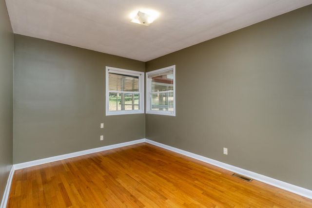 1318 South Farm Road 205, Springfield, MO 65809