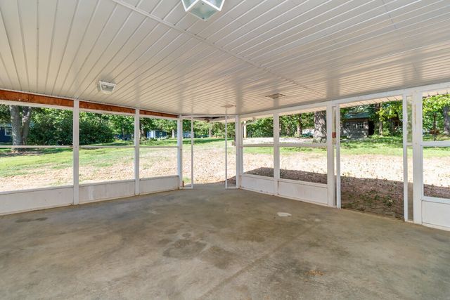 1318 South Farm Road 205, Springfield, MO 65809