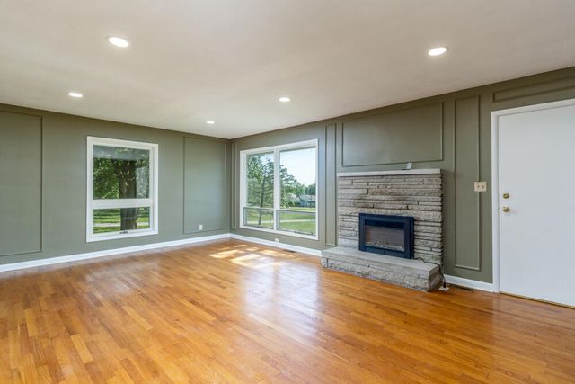 1318 South Farm Road 205, Springfield, MO 65809