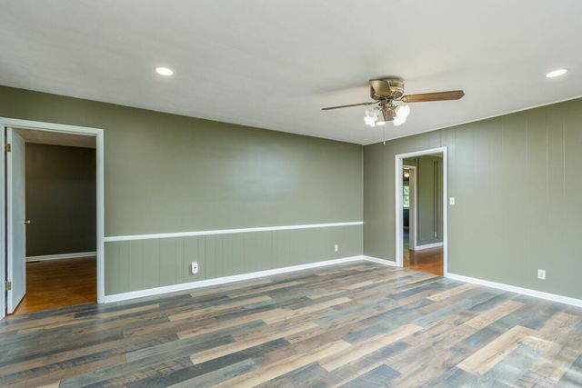 1318 South Farm Road 205, Springfield, MO 65809