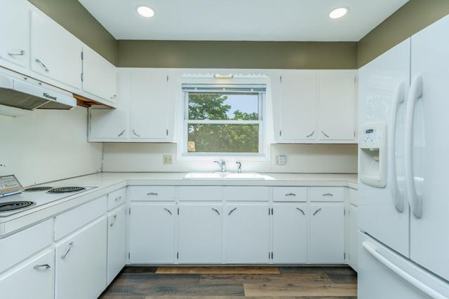 1318 South Farm Road 205, Springfield, MO 65809