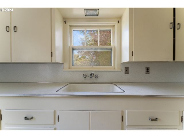 3148 WILLAMETTE St, Eugene, OR 97405