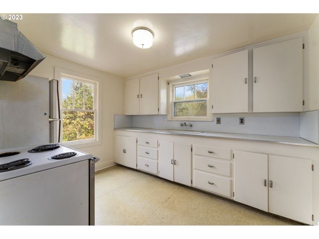3148 WILLAMETTE St, Eugene, OR 97405