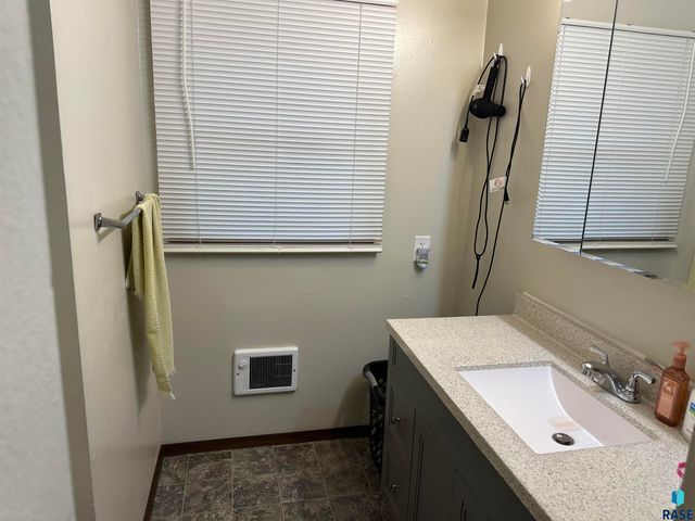 915 N Liberty Ave Avenue, Madison, SD 57042