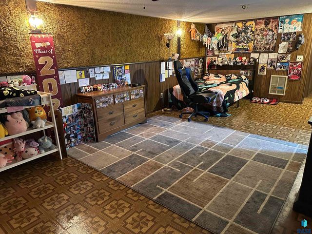 915 N Liberty Ave Avenue, Madison, SD 57042