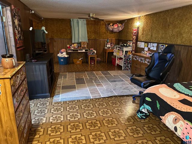 915 N Liberty Ave Avenue, Madison, SD 57042