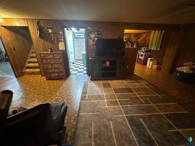 915 N Liberty Ave Avenue, Madison, SD 57042