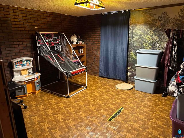 915 N Liberty Ave Avenue, Madison, SD 57042