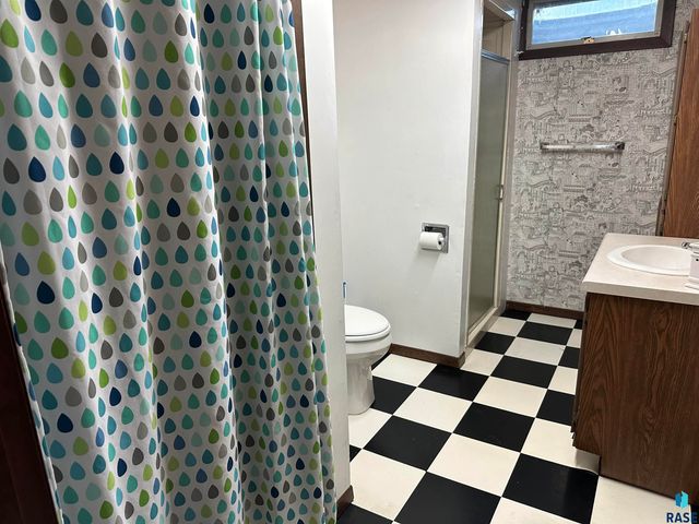 915 N Liberty Ave Avenue, Madison, SD 57042