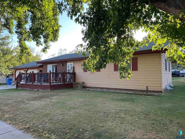 915 N Liberty Ave Avenue, Madison, SD 57042