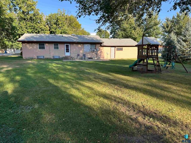 915 N Liberty Ave Avenue, Madison, SD 57042