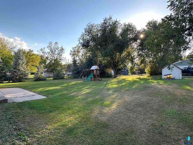 915 N Liberty Ave Avenue, Madison, SD 57042