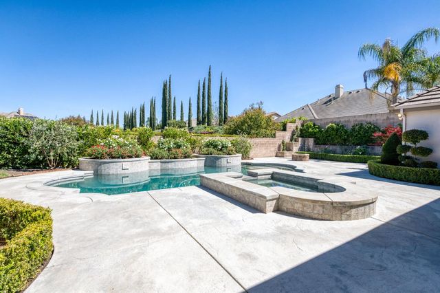 10746 N Falcon Faire Drive, Fresno, CA 93730