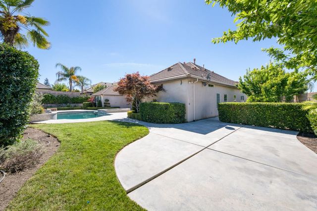 10746 N Falcon Faire Drive, Fresno, CA 93730