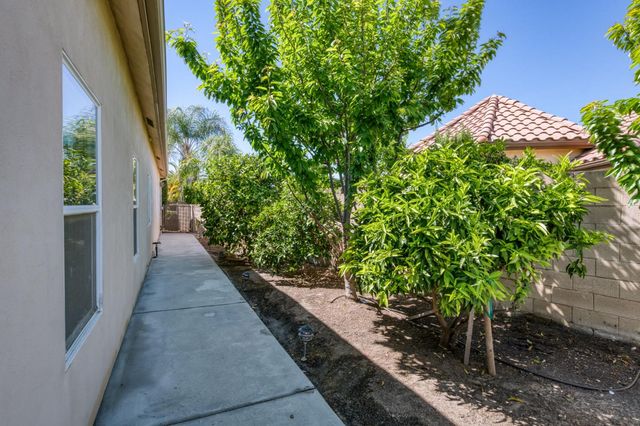 10746 N Falcon Faire Drive, Fresno, CA 93730