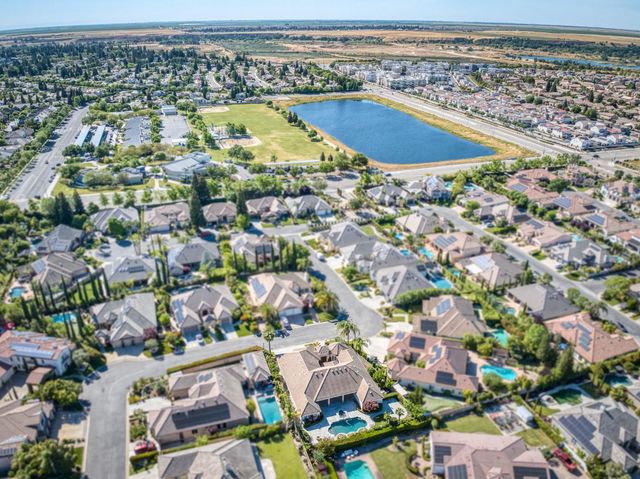 10746 N Falcon Faire Drive, Fresno, CA 93730