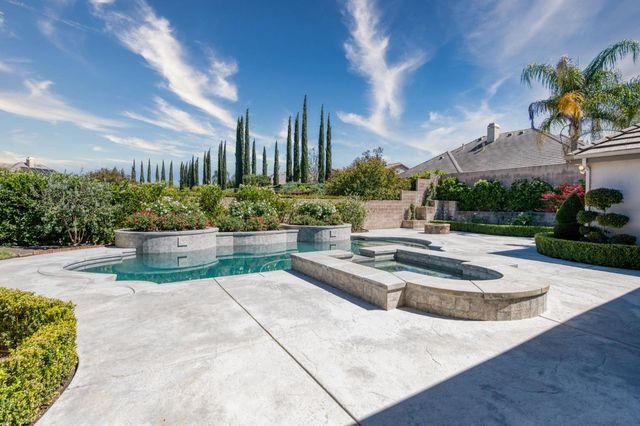 10746 N Falcon Faire Drive, Fresno, CA 93730