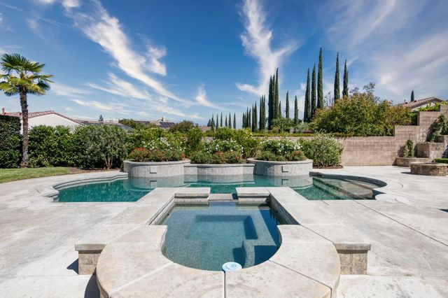 10746 N Falcon Faire Drive, Fresno, CA 93730