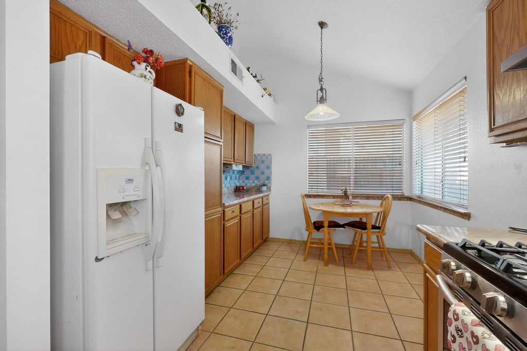 Image 10 of property listing at 7824 Snowberry Street NW, Albuquerque, NM 87120