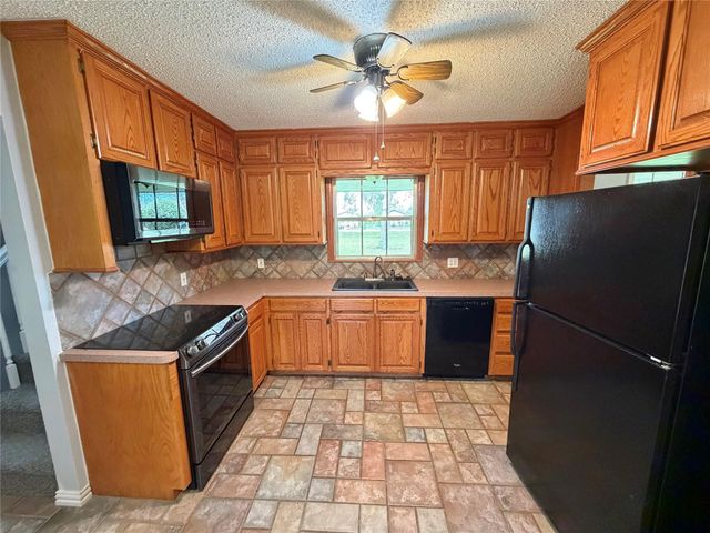 311 Southern Oaks Drive, Lake Jackson, TX 77566