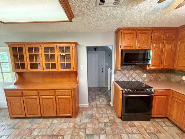 311 Southern Oaks Drive, Lake Jackson, TX 77566